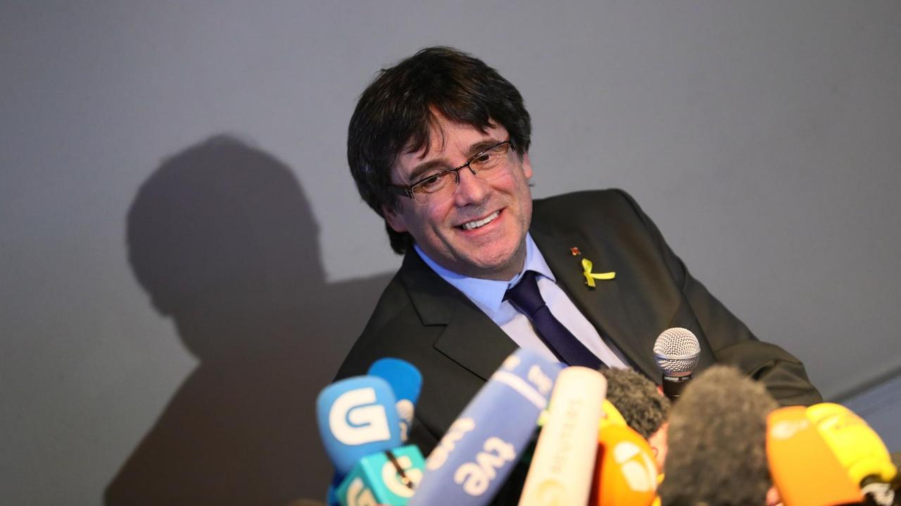 Carles Puigdemont, ehemaliger Präsident der spanischen Region Katalonien, gibt eine Pressekonferenz in Berlin. Carles Puigdemont, ehemaliger Präsident der spanischen Region Katalonien, gibt eine Pressekonferenz in Berlin.