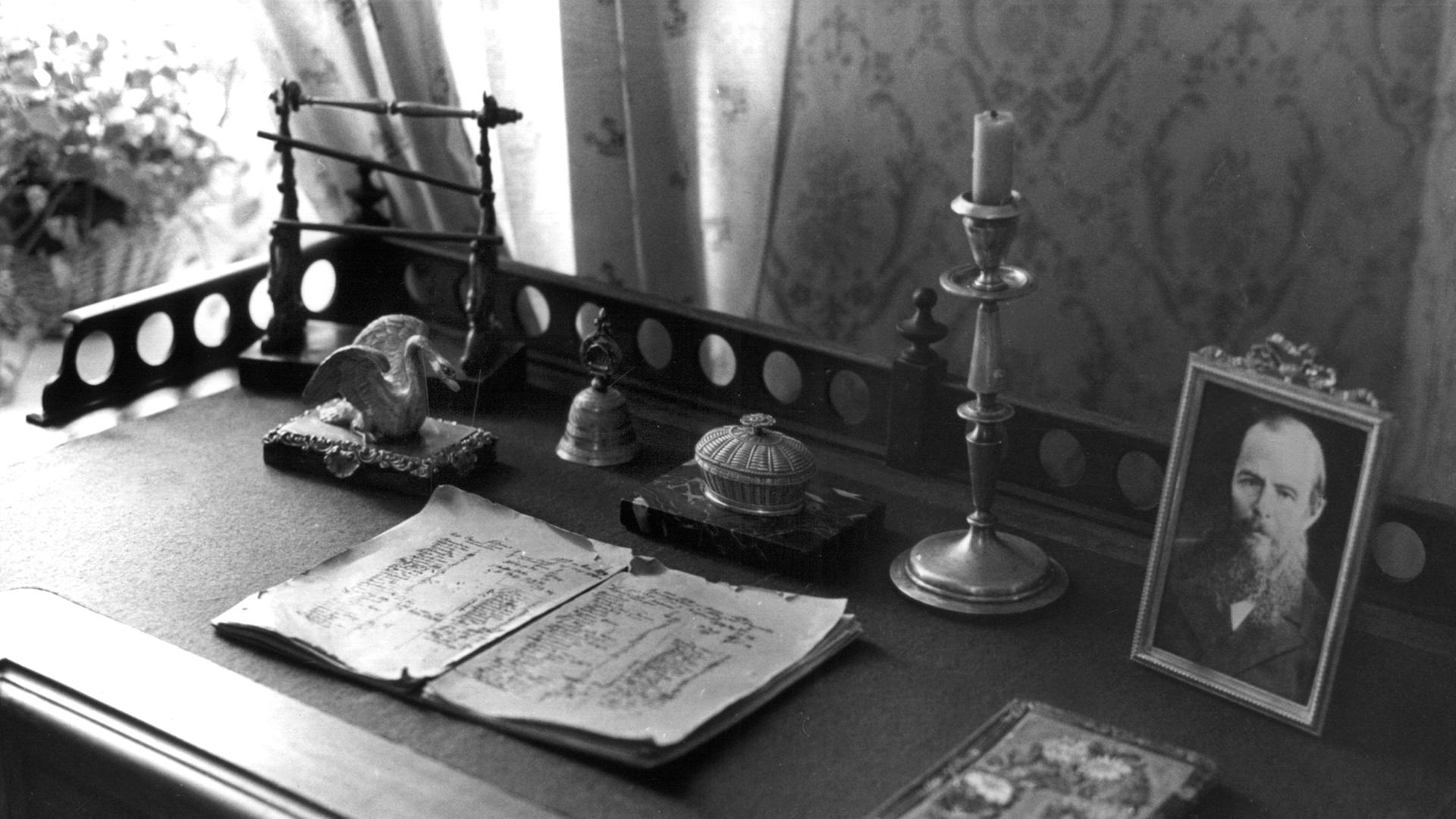 Der Schreibtisch des russischen Dichters Fjodor Michailowitsch Dostojewski im Museum in der Kusnetschni Straße in Sankt Petersburg. (Aufnahme vom Januar 1992). Dostojewski wurde am 11. November 1821 in Moskau geboren und starb am 9. Februar 1881 in St. Petersburg. Zu seinen bekanntesten Werken gehören "Die Brüder Karamasow", "Schuld und Sühne" und "Der Idiot". Der Schreibtisch des russischen Dichters Fjodor Michailowitsch Dostojewski im Museum in der Kusnetschni Straße in Sankt Petersburg. (Aufnahme vom Januar 1992). Dostojewski wurde am 11. November 1821 in Moskau geboren und starb am 9. Februar 1881 in St. Petersburg. Zu seinen bekanntesten Werken gehören "Die Brüder Karamasow", "Schuld und Sühne" und "Der Idiot".