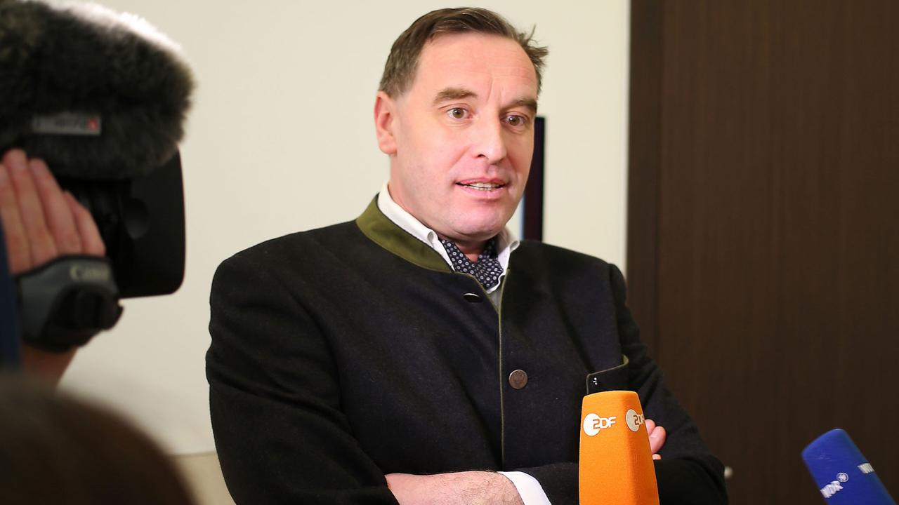 Sozialrichter Robert von Renesse in einer Verhandlungspause vor dem Düsseldorfer Landgericht. Sozialrichter Robert von Renesse in einer Verhandlungspause vor dem Düsseldorfer Landgericht.