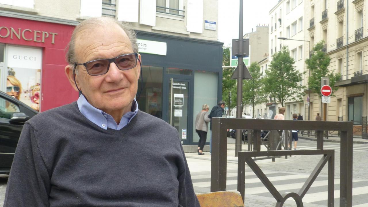 Bernard Bock auf einer Bank Bernard Bock auf einer Bank
