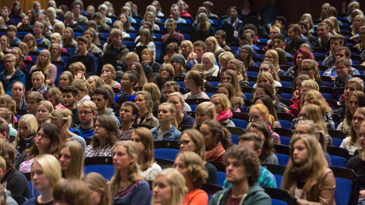 Begrüßung der Erstsemester an der Westfälische-Wilhelms-Universität in Münster. 5400 Studenten haben zum Wintersemester 2014/2015 ihr Studium aufgenommen 