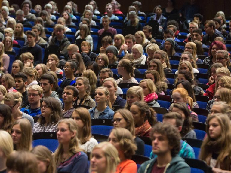 Begrüßung der Erstsemester an der Westfälische-Wilhelms-Universität in Münster. 5400 Studenten haben zum Wintersemester 2014/2015 ihr Studium aufgenommen
