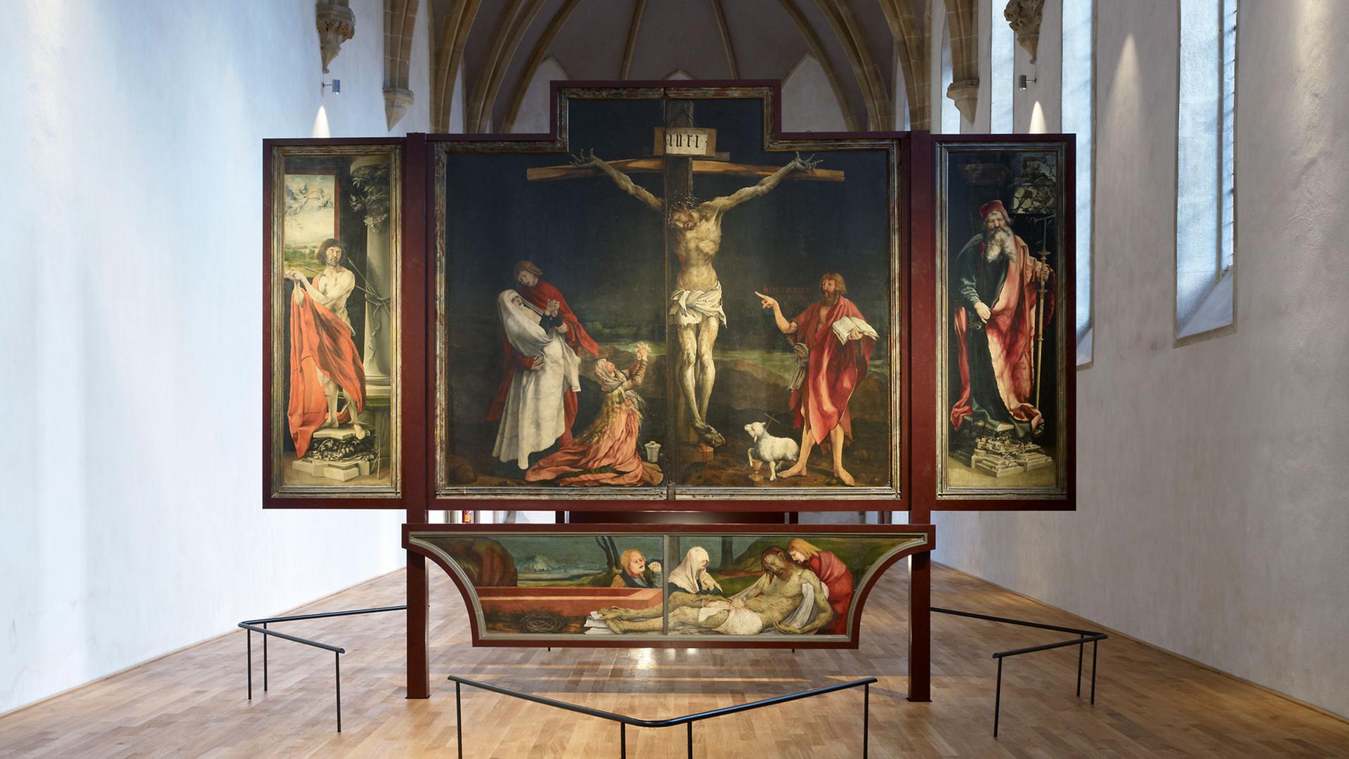 Ein Altar steht in einer Kapelle Ein Altar steht in einer Kapelle