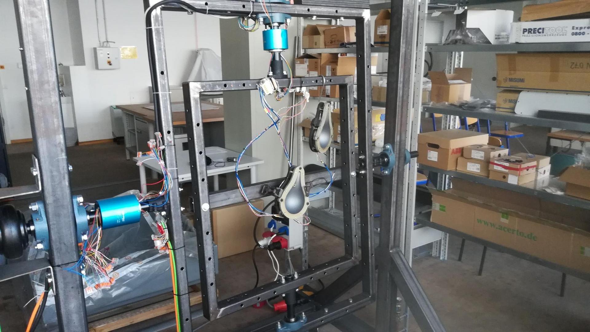 Neuartige Rotationsguss-Maschine der Leipziger Hochschule für Technik, Wirtschaft und Kultur Neuartige Rotationsguss-Maschine der Leipziger Hochschule für Technik, Wirtschaft und Kultur