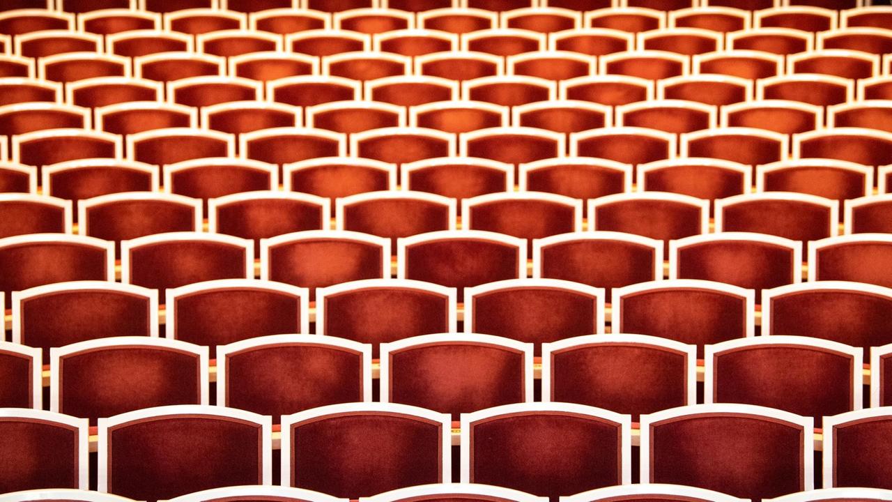 Der leere Theatersaal ist während der Aufbauarbeiten für die letzten Aufführungen vor dem Teil-Lockdown zu sehen. Der leere Theatersaal ist während der Aufbauarbeiten für die letzten Aufführungen vor dem Teil-Lockdown zu sehen.