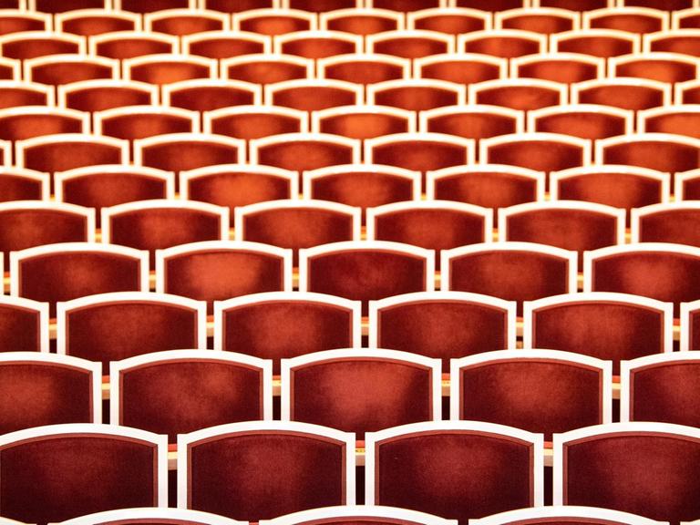 Der leere Theatersaal ist während der Aufbauarbeiten für die letzten Aufführungen vor dem Teil-Lockdown zu sehen.