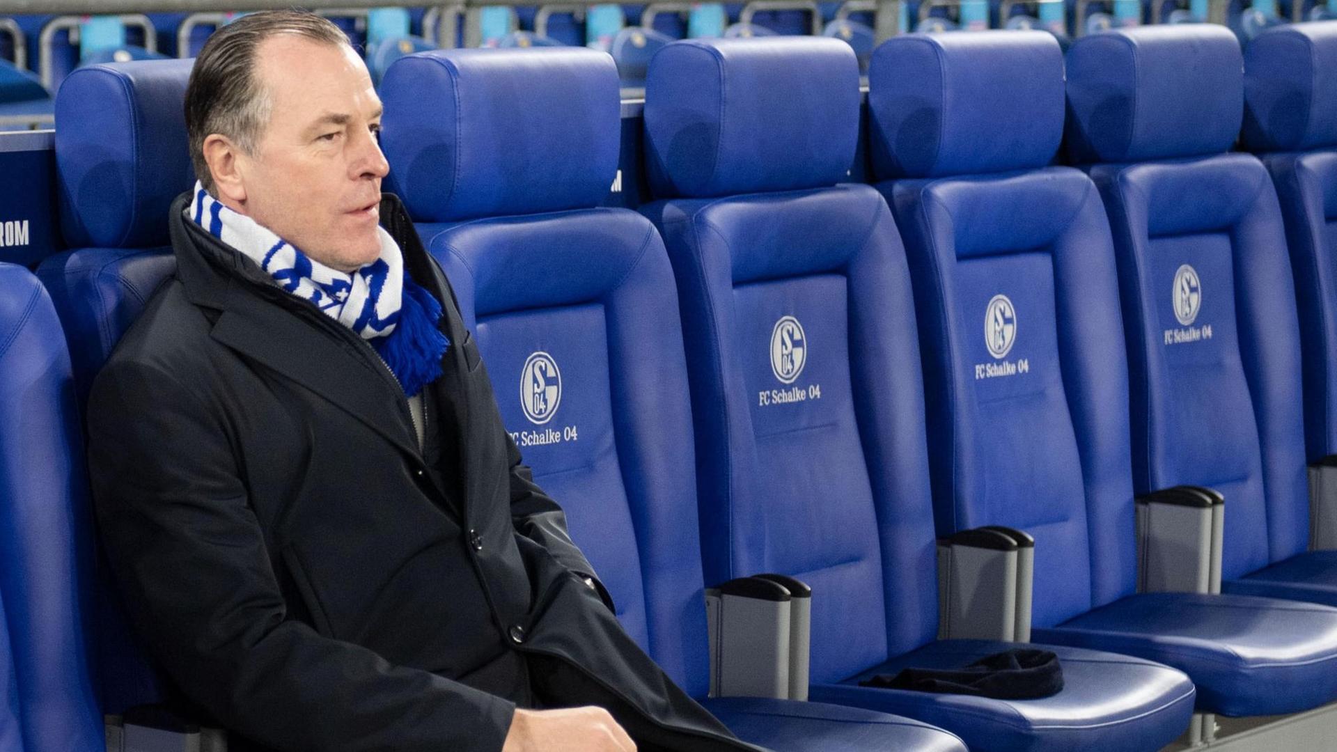 Schalkes Aufsichtsratschef Clemens Tönnies sitzt auf einer Bank. Schalkes Aufsichtsratschef Clemens Tönnies sitzt auf einer Bank.