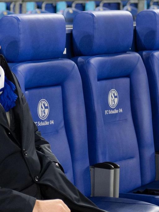 Schalkes Aufsichtsratschef Clemens Tönnies sitzt auf einer Bank.