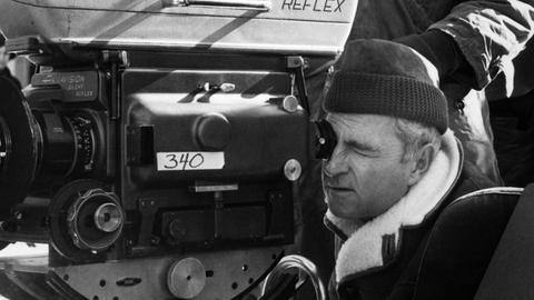 Der Regisseur Richard Fleischer (1916-2006) während Dreharbeiten hinter der Filmkamera (undatiert)