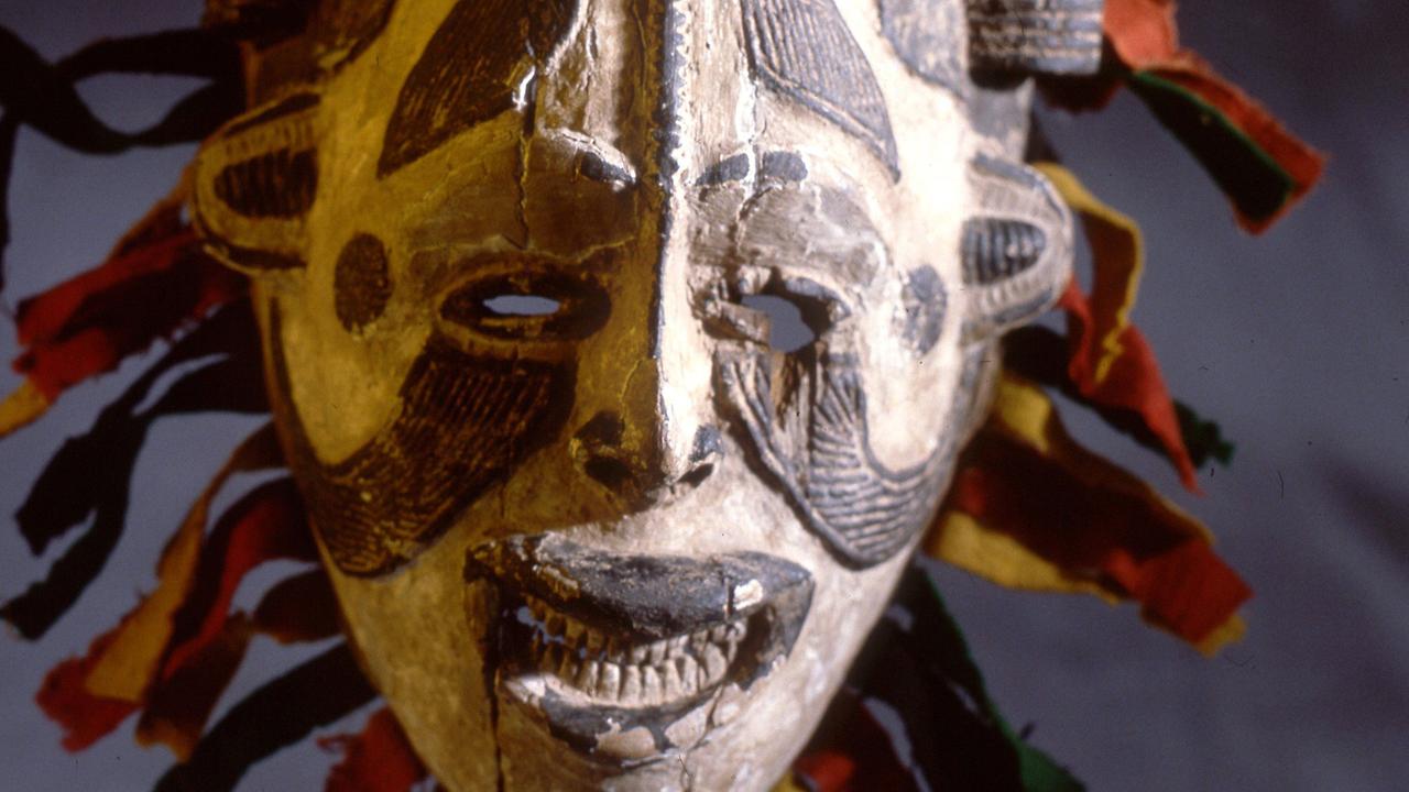 Igbo-Maske aus Nigeria, die für Feste und Beerdigungen verwendet wurde. Igbo-Maske aus Nigeria, die für Feste und Beerdigungen verwendet wurde.
