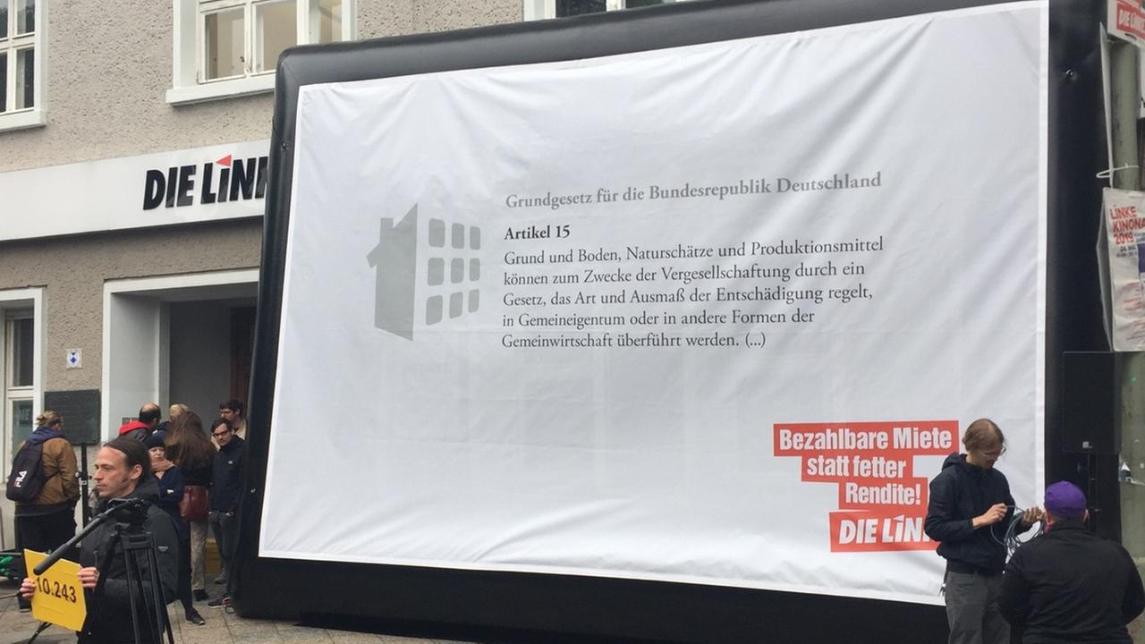 Übergabe der Unterschriften der Linkspartei an die Enteignungs-Aktivisten Ende Mai Übergabe der Unterschriften der Linkspartei an die Enteignungs-Aktivisten Ende Mai