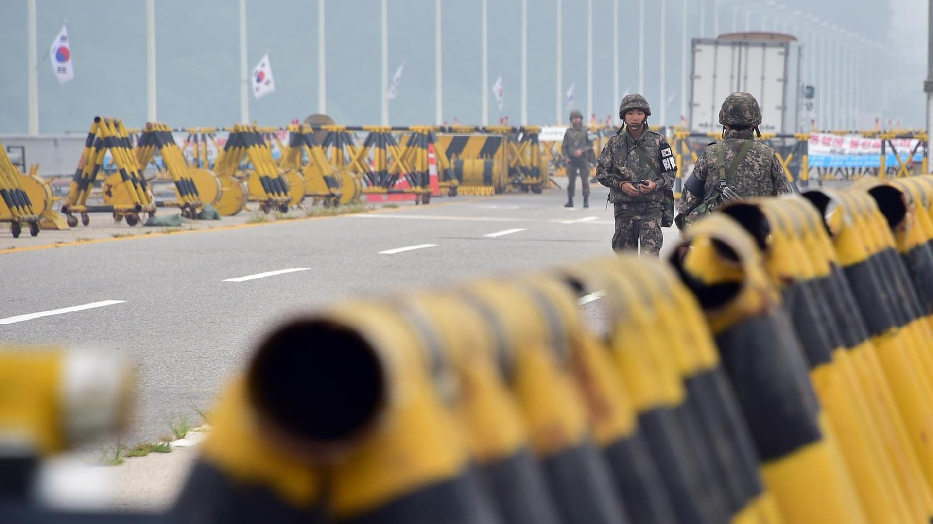 Südkoreanischen Soldaten riegeln bei Kaesong nahe der Grenze zu Nordkorea eine Straße ab Südkoreanischen Soldaten riegeln bei Kaesong nahe der Grenze zu Nordkorea eine Straße ab