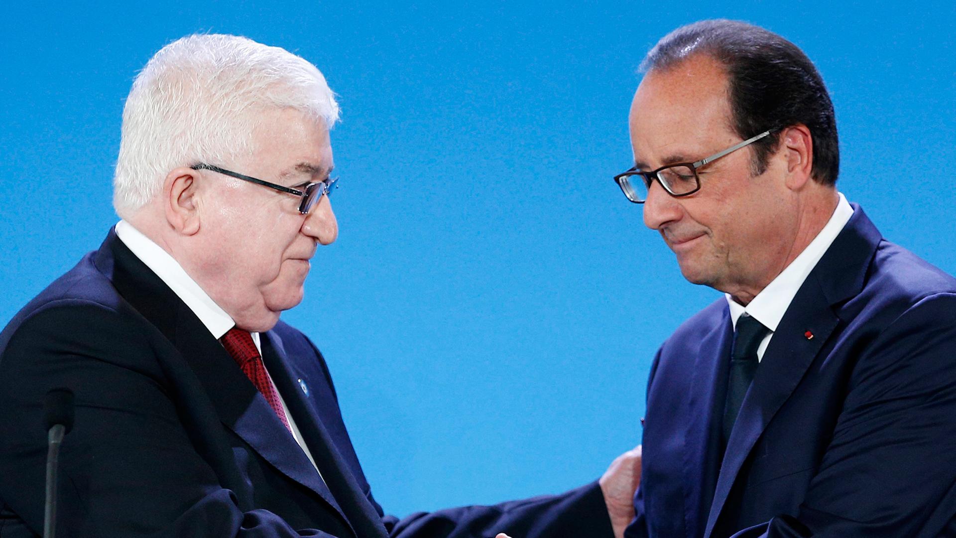 Der französische Präsident Hollande und sein irakischer Amtskollege Massoum schütteln die Hände bei der Irak-Konferenz in Paris. Der französische Präsident Hollande und sein irakischer Amtskollege Massoum schütteln die Hände bei der Irak-Konferenz in Paris.