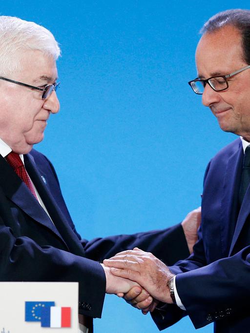 Der französische Präsident Hollande und sein irakischer Amtskollege Massoum schütteln die Hände bei der Irak-Konferenz in Paris.