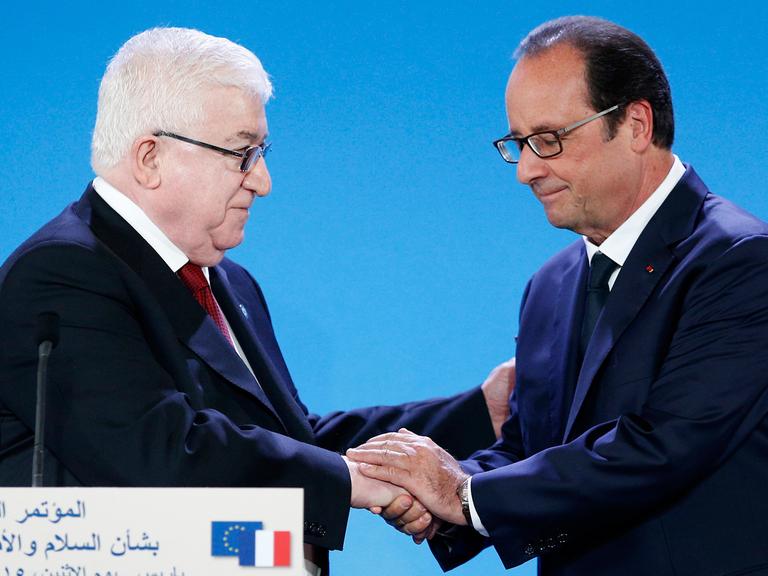 Der französische Präsident Hollande und sein irakischer Amtskollege Massoum schütteln die Hände bei der Irak-Konferenz in Paris.