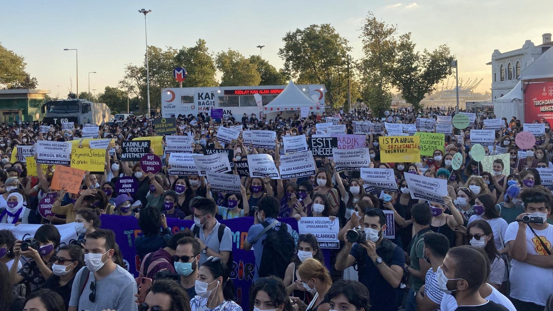 Menschen bei einer Demonstration im Istanbuler Stadtteil Kadiköy gegen die Aufkündigung der Istanbul-Konvention. Menschen bei einer Demonstration im Istanbuler Stadtteil Kadiköy gegen die Aufkündigung der Istanbul-Konvention.