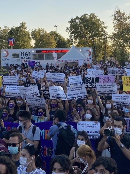 Menschen bei einer Demonstration im Istanbuler Stadtteil Kadiköy gegen die Aufkündigung der Istanbul-Konvention.