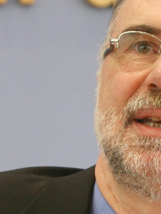 Der Friedensforscher Jochen Hippler vom Institut für Entwicklung und Frieden der Universität Duisburg stellt am Dienstag (26.05.2009) in der Bundespressekonferenz in Berlin das Friedensgutachten 2009 vor.