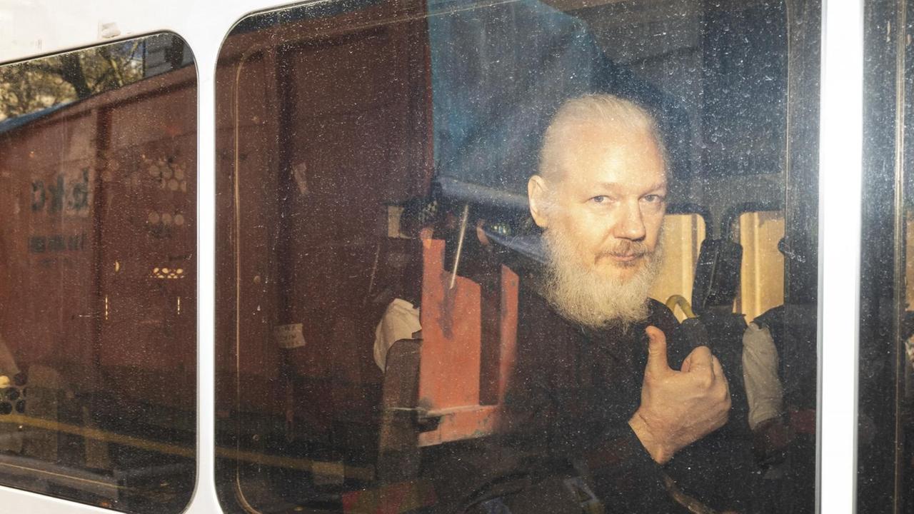 Wikileaks-Gründer Julian Leaks kommt am 11. April 2019 von der Polizei eskortiert am Gericht Westminster Magistrates Court in London an, wo über einen Auslieferungsantrag gegen ihn verhandelt wird. Wikileaks-Gründer Julian Leaks kommt am 11. April 2019 von der Polizei eskortiert am Gericht Westminster Magistrates Court in London an, wo über einen Auslieferungsantrag gegen ihn verhandelt wird.