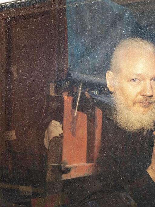Wikileaks-Gründer Julian Leaks kommt am 11. April 2019 von der Polizei eskortiert am Gericht Westminster Magistrates Court in London an, wo über einen Auslieferungsantrag gegen ihn verhandelt wird.