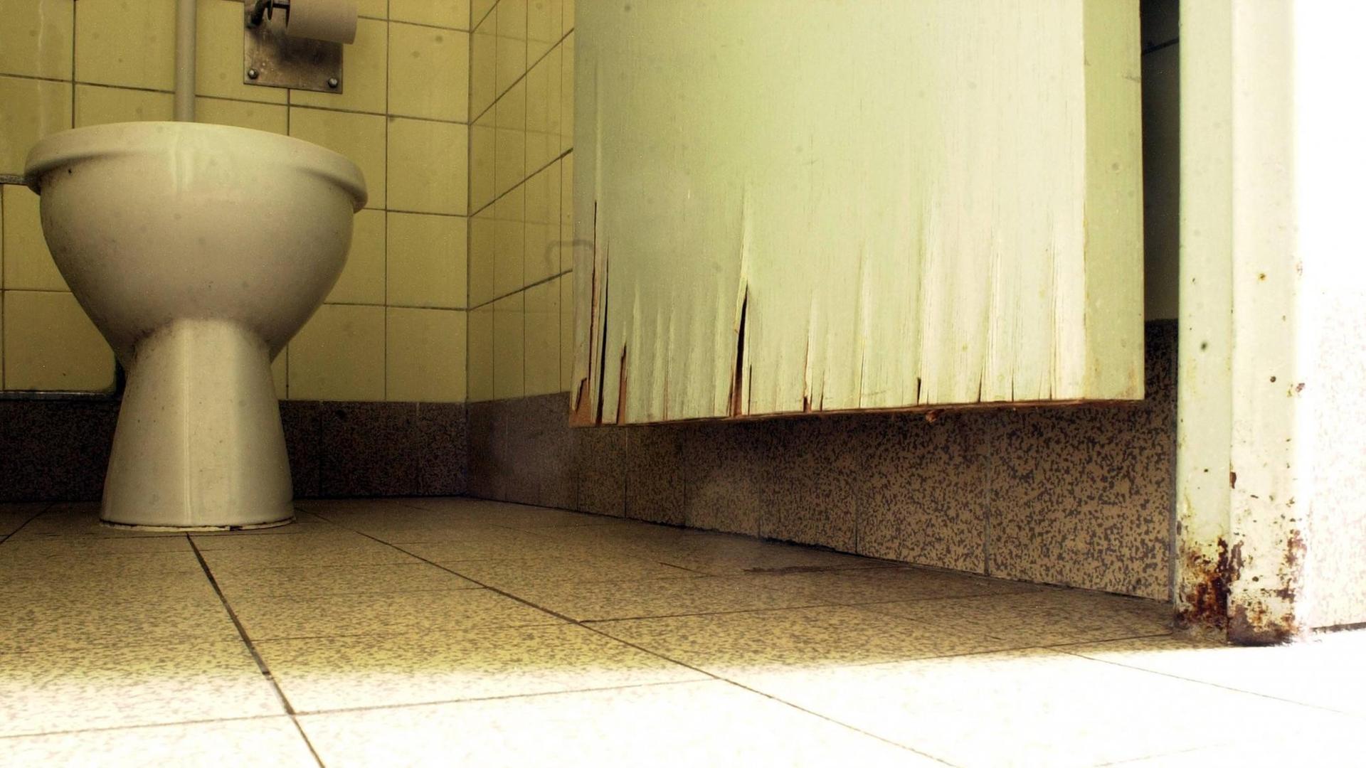 Eine Sanierungsbedürftige Toilette in der Berufsschule für Bäcker und Konditoren in München. Eine Sanierungsbedürftige Toilette in der Berufsschule für Bäcker und Konditoren in München.