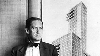 Der Architekt Walter Gropius steht am 15. Mai 1933 in Berlin neben einer Zeichnung des Chicago Tribune Gebäudes. Der Architekt Walter Gropius steht am 15. Mai 1933 in Berlin neben einer Zeichnung des Chicago Tribune Gebäudes.