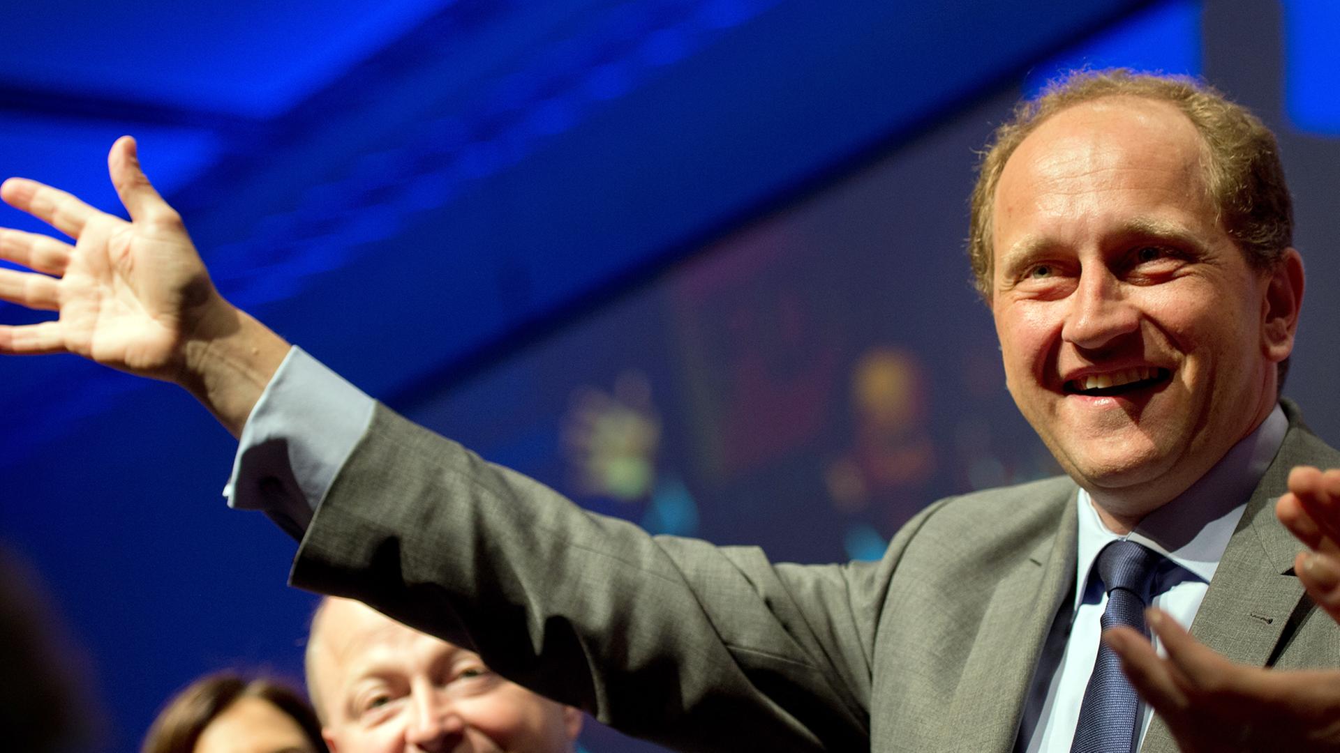Spitzenkandidat der FDP: Alexander Graf Lambsdorff beim Bundesparteitag der Liberalen in Dresden. Spitzenkandidat der FDP: Alexander Graf Lambsdorff beim Bundesparteitag der Liberalen in Dresden.