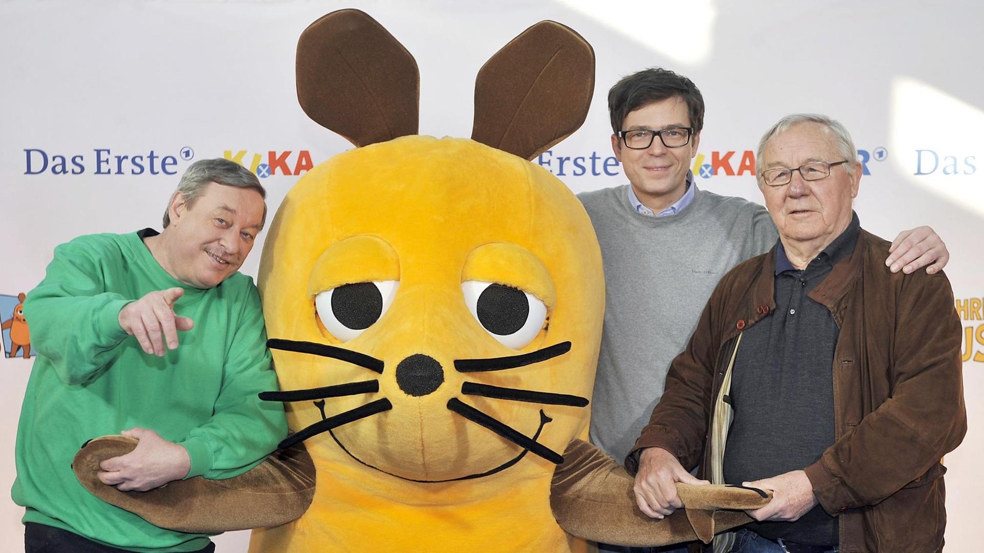 Die langjährigen Moderatoren der "Sendung mit der Maus": Christoph Biemann, Ralph Caspers und Armin Maiwald posieren mit der Maus. Die langjährigen Moderatoren der "Sendung mit der Maus": Christoph Biemann, Ralph Caspers und Armin Maiwald posieren mit der Maus.