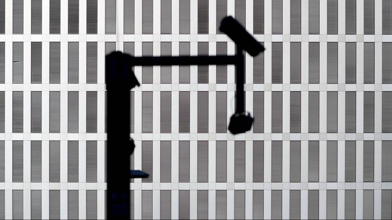 Die Zentrale des Bundesnachrichtendienstes, davor eine Überwachungskamera. Die Zentrale des Bundesnachrichtendienstes, davor eine Überwachungskamera.
