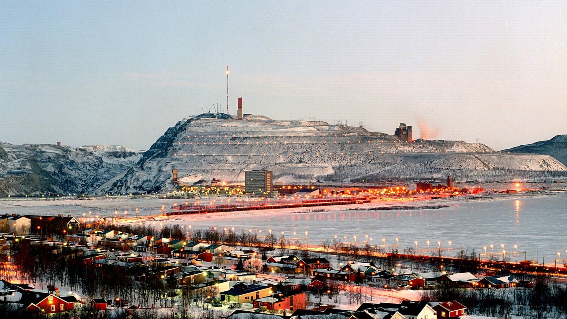 Arbeitersiedlung vor der Eisenerzmine von Kiruna im schwedischen Lappland im Abendlicht. Arbeitersiedlung vor der Eisenerzmine von Kiruna im schwedischen Lappland im Abendlicht.
