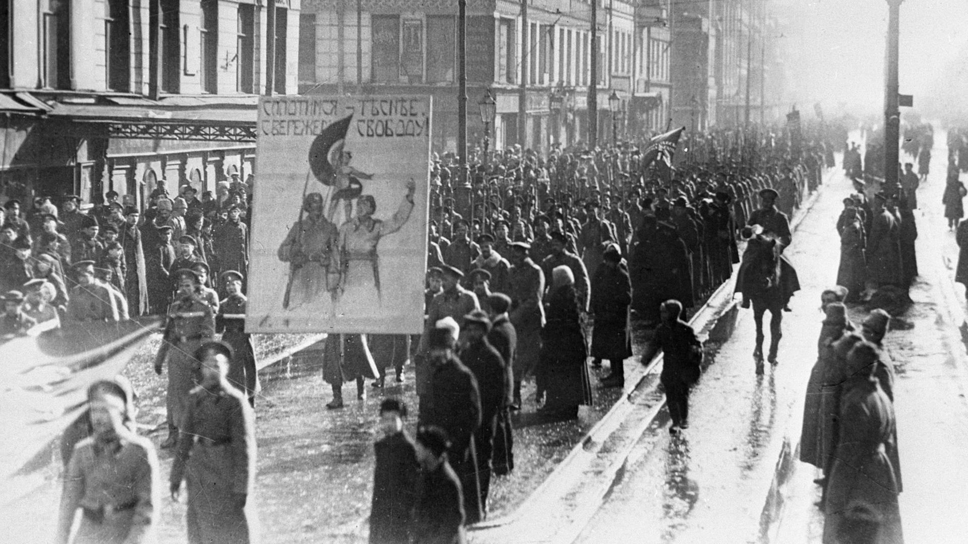 Februar 1917: Die Einwohner Petrograds beteiligen sich an Demonstrationen.