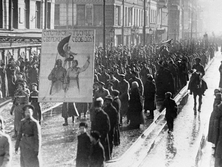 Februar 1917: Die Einwohner Petrograds beteiligen sich an Demonstrationen.