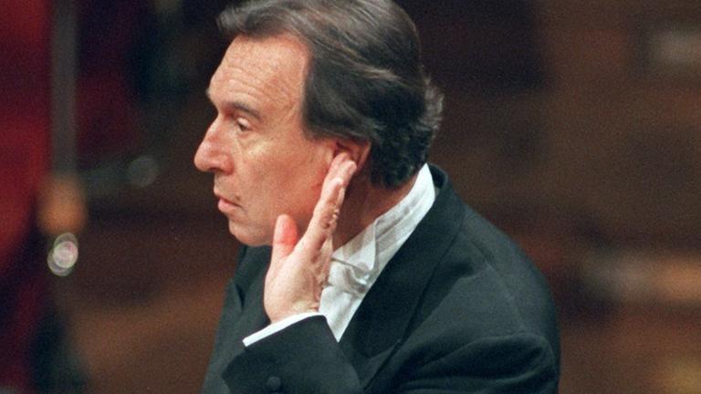 Claudio Abbado mit der Hand am Ohr im Profi bei einem Konzert 1997 in Köln. Claudio Abbado mit der Hand am Ohr im Profi bei einem Konzert 1997 in Köln.