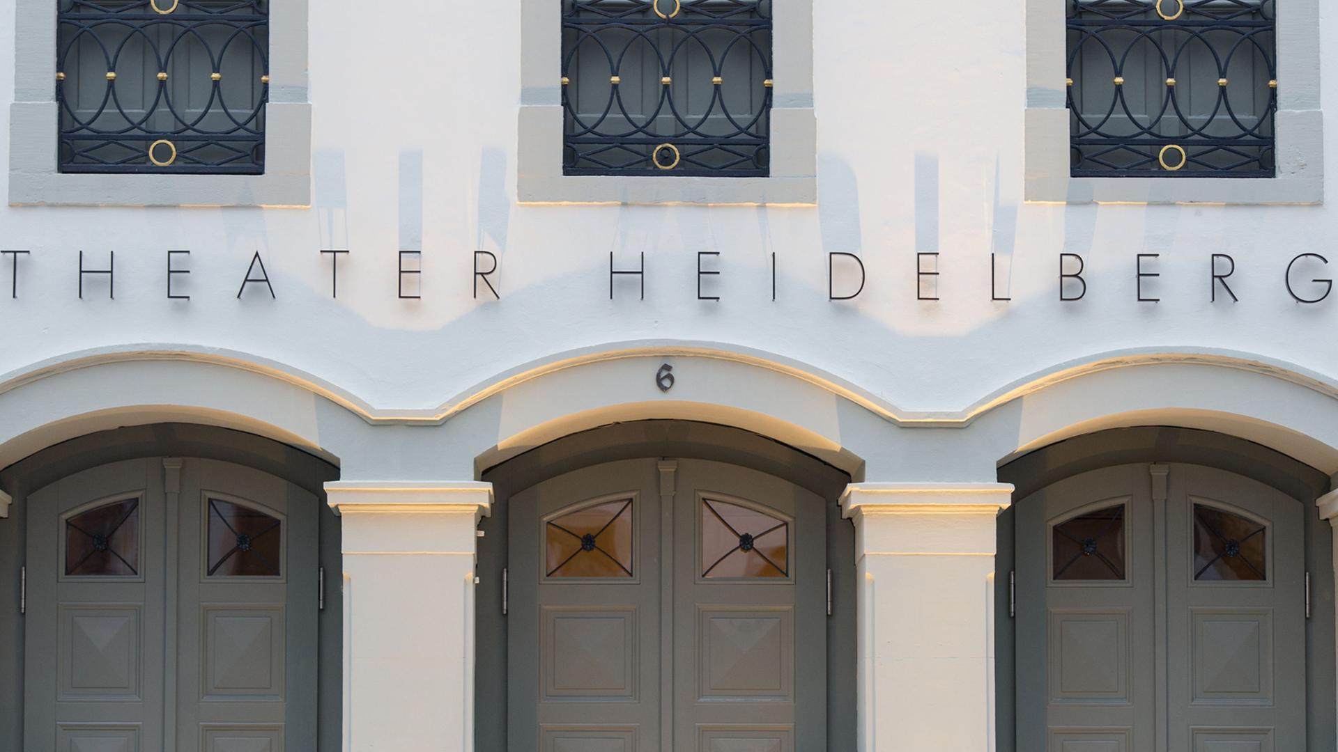 Der Schriftzug "Theater Heidelberg" ist am 17.11.2012 in Heidelberg (Baden-Württemberg) an der Außenfassade des Theatergebäudes zu sehen. Der Schriftzug "Theater Heidelberg" ist am 17.11.2012 in Heidelberg (Baden-Württemberg) an der Außenfassade des Theatergebäudes zu sehen.