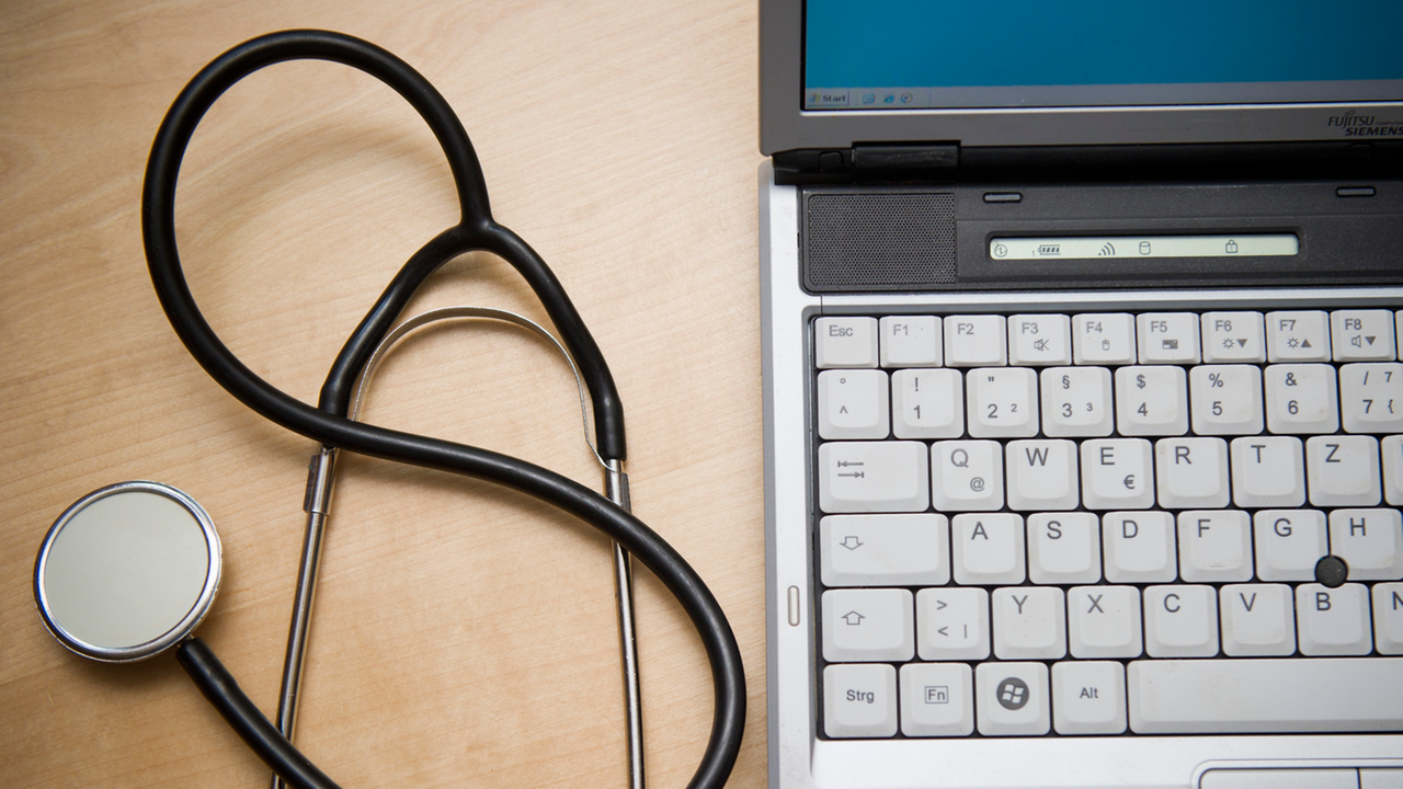 Ein Stethoskop liegt neben einem Laptop, Ein Stethoskop liegt neben einem Laptop,