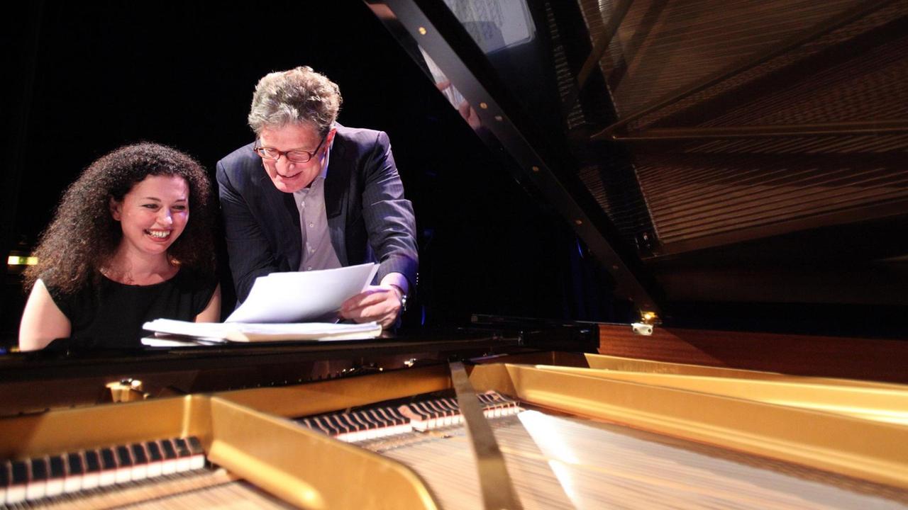 Der Autor Roger Willemsen und die Pianistin Olena Kushpler proben gemeinsam auf der Bühne im Ernst-Deutsch-Theater in Hamburg. Der Autor Roger Willemsen und die Pianistin Olena Kushpler proben gemeinsam auf der Bühne im Ernst-Deutsch-Theater in Hamburg.