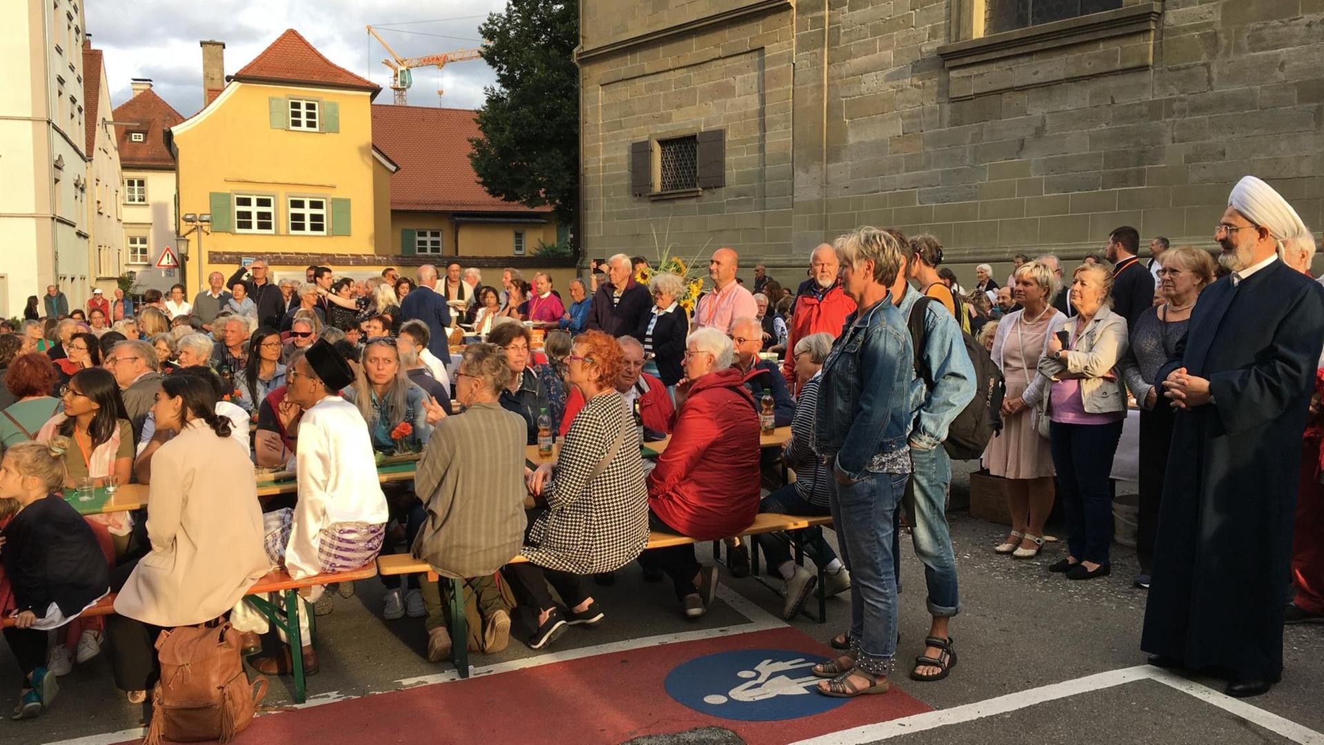 Die interreligöse Tafel zur Konferenz "Religions for Peace" in Lindau Die interreligöse Tafel zur Konferenz "Religions for Peace" in Lindau