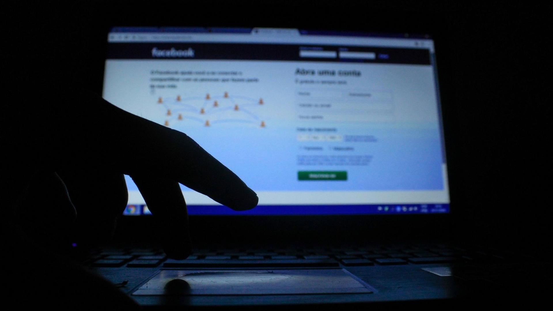 Zu sehen ist eine Tastatur und ein Laptop Bildschirm, auf dem die Seite von Facebook aufgerufen ist. Zu sehen ist eine Tastatur und ein Laptop Bildschirm, auf dem die Seite von Facebook aufgerufen ist.