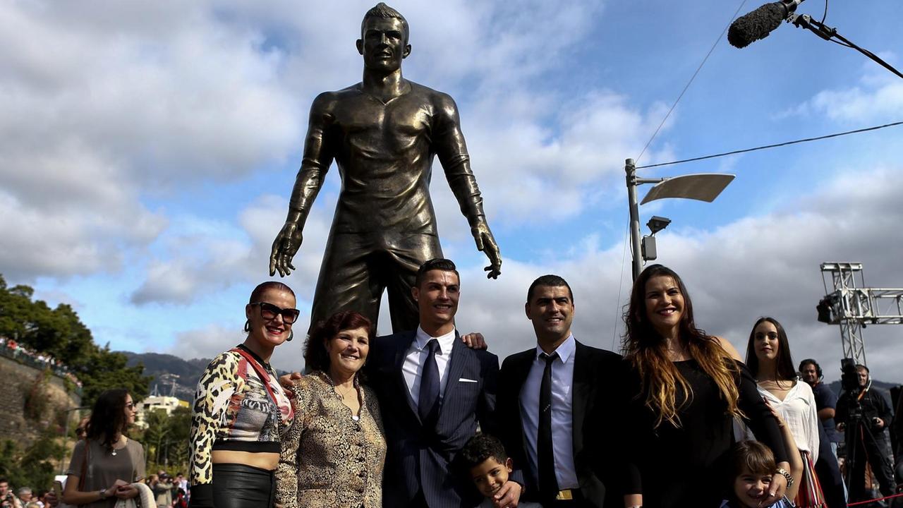 Eine Cristiano Ronaldo-Statue in seiner Heimatstadt Funchal auf Madeira. Vor der Büste stehen Ronaldo, seine Mutter und Geschwister.
