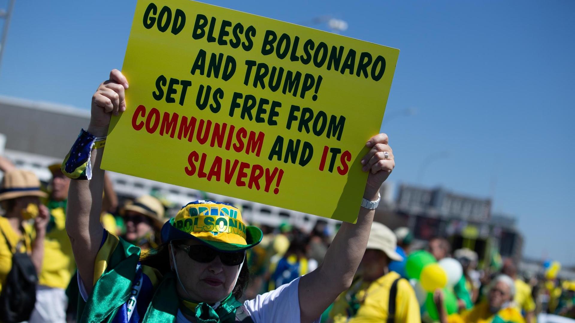 "Gott segne Bolsonaro und Trump! Befreit uns vom Kommunismus uns deren Sklaverei", steht auf dem Plakat einer Anhängerin des rechten brasilianischen Präsidenten am brasilianischen Unabhängigkeitstag.