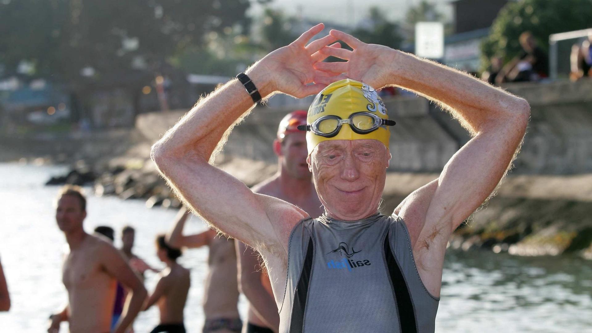 Der Berliner Heinz Sowinski beim Schwimmtraining am Dienstag (09.10.2007) in der Kailua Kona, Hawaii. Der 70-jährige ist der älteste Deutsche Teilnehmer an der Ironman-Triathlon-WM auf Hawaii. Der Berliner Heinz Sowinski beim Schwimmtraining am Dienstag (09.10.2007) in der Kailua Kona, Hawaii. Der 70-jährige ist der älteste Deutsche Teilnehmer an der Ironman-Triathlon-WM auf Hawaii.