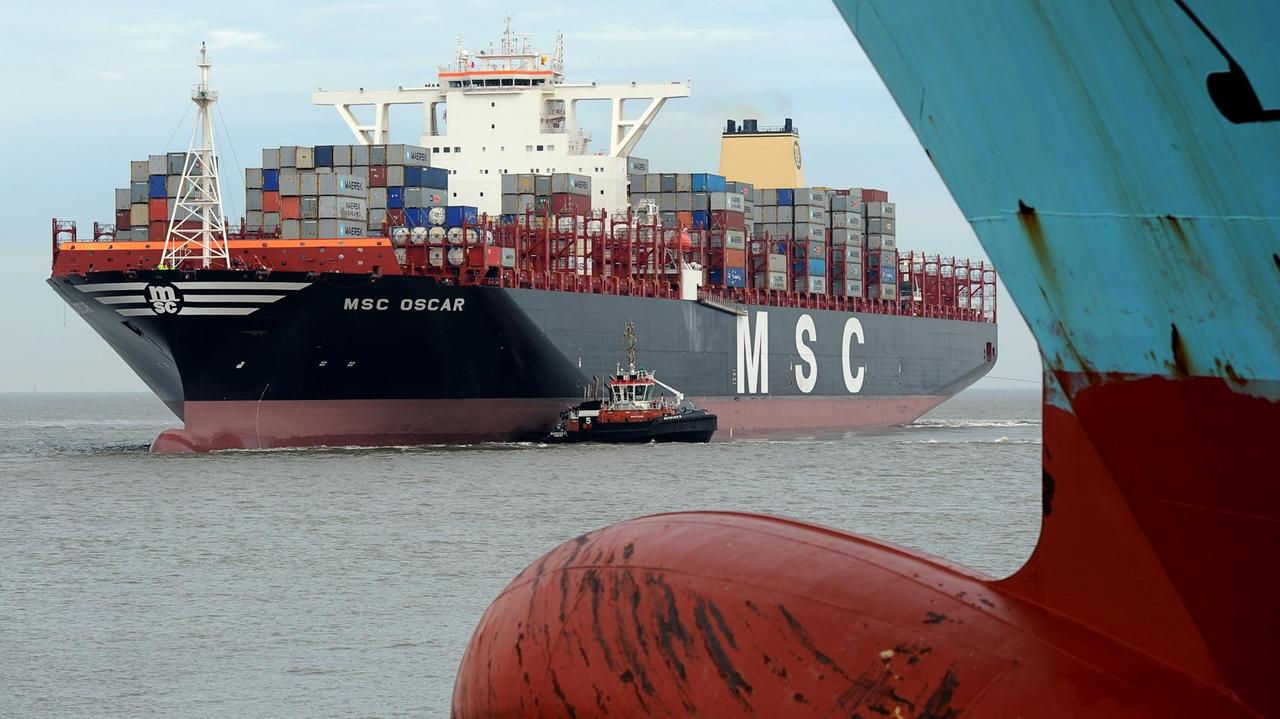 Das weltgrößte Containerschiff, die "MSC Oscar", legt im März 2015 an der Pier des JadeWeserPorts in Wilhelmshaven in Niedersachsen an.