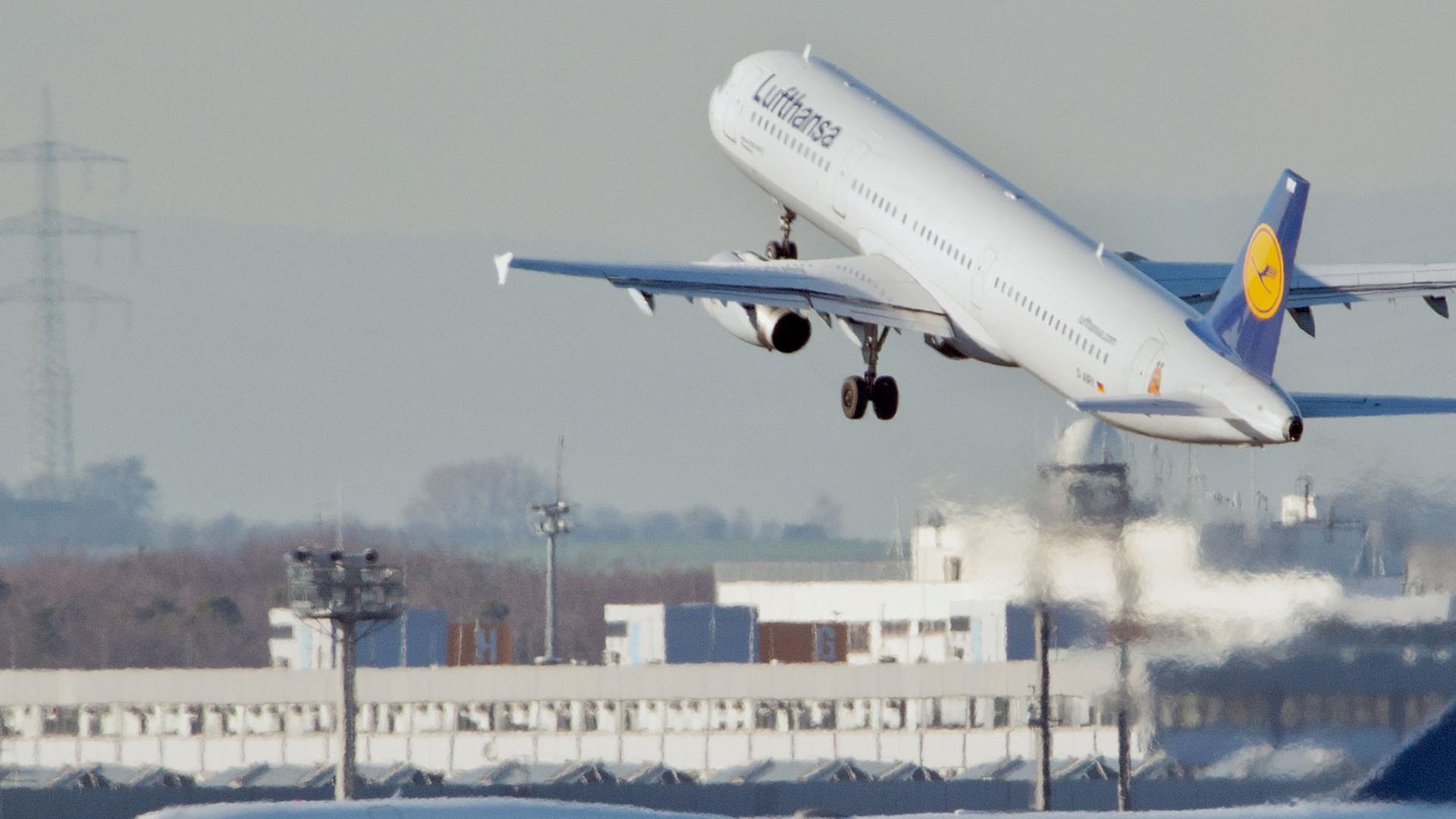 Flughafen Frankfurt am Main: Start einer Lufthansa-Maschine am 17.01.2014 Flughafen Frankfurt am Main: Start einer Lufthansa-Maschine am 17.01.2014
