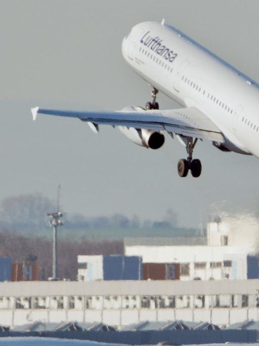 Flughafen Frankfurt am Main: Start einer Lufthansa-Maschine am 17.01.2014