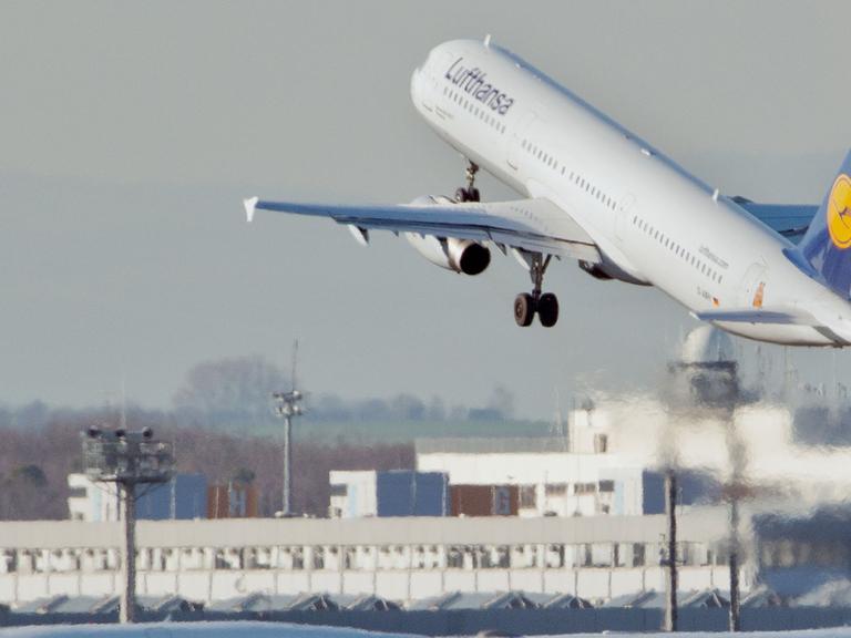 Flughafen Frankfurt am Main: Start einer Lufthansa-Maschine am 17.01.2014