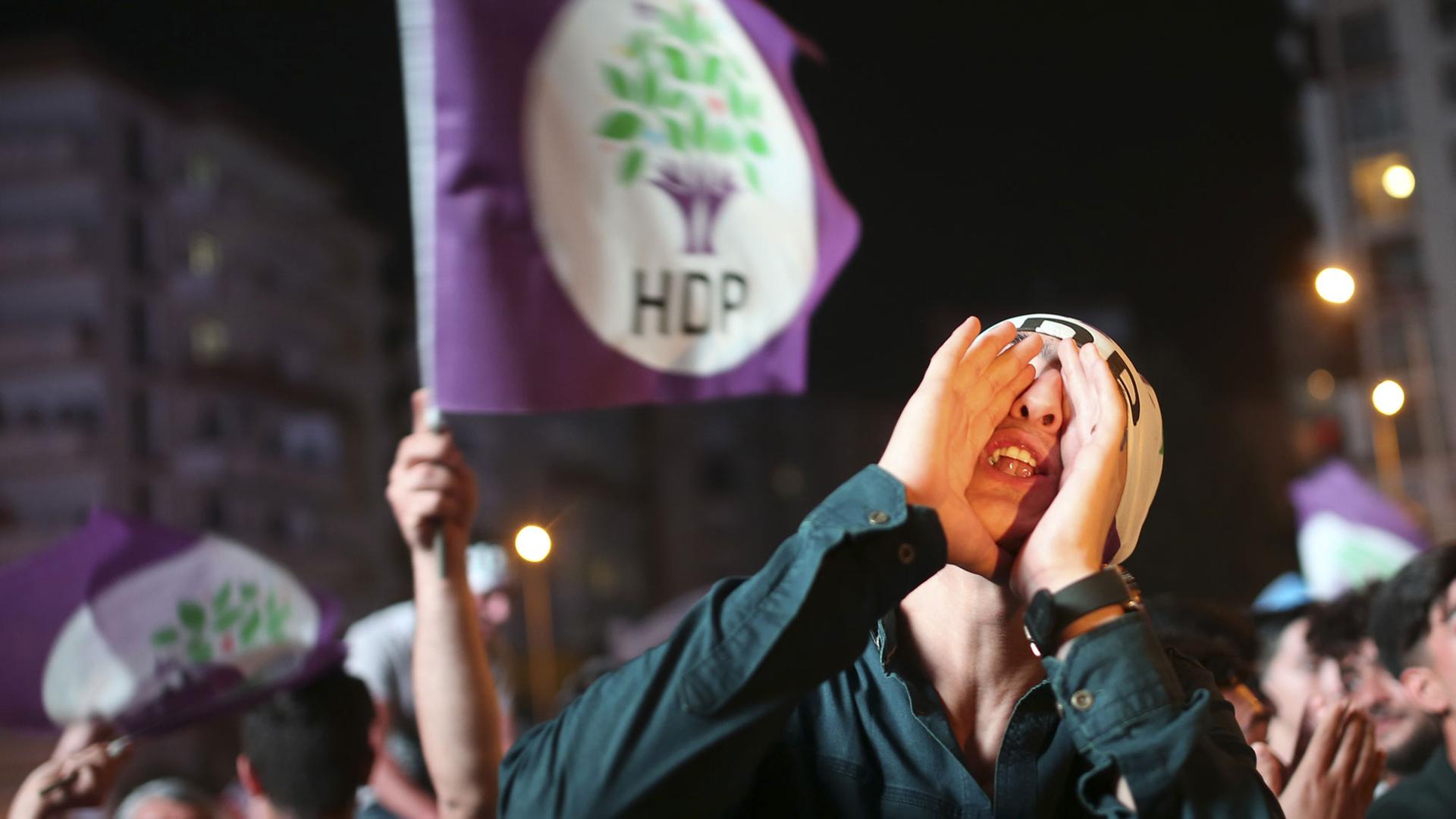 Unterstützer und Unterstützerinnen der pro-kurdischen Oppositionspartei HDP feiern am 24. Juni 2018 in der Stadt Diyarbakir im Südosten der Türkei nach der Wahl den Einzug ins Parlament. Unterstützer und Unterstützerinnen der pro-kurdischen Oppositionspartei HDP feiern am 24. Juni 2018 in der Stadt Diyarbakir im Südosten der Türkei nach der Wahl den Einzug ins Parlament.