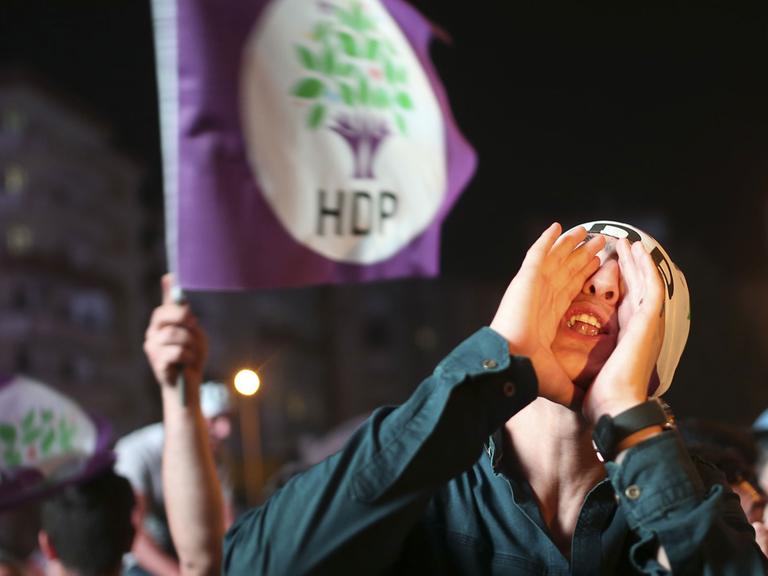 Unterstützer und Unterstützerinnen der pro-kurdischen Oppositionspartei HDP feiern am 24. Juni 2018 in der Stadt Diyarbakir im Südosten der Türkei nach der Wahl den Einzug ins Parlament.