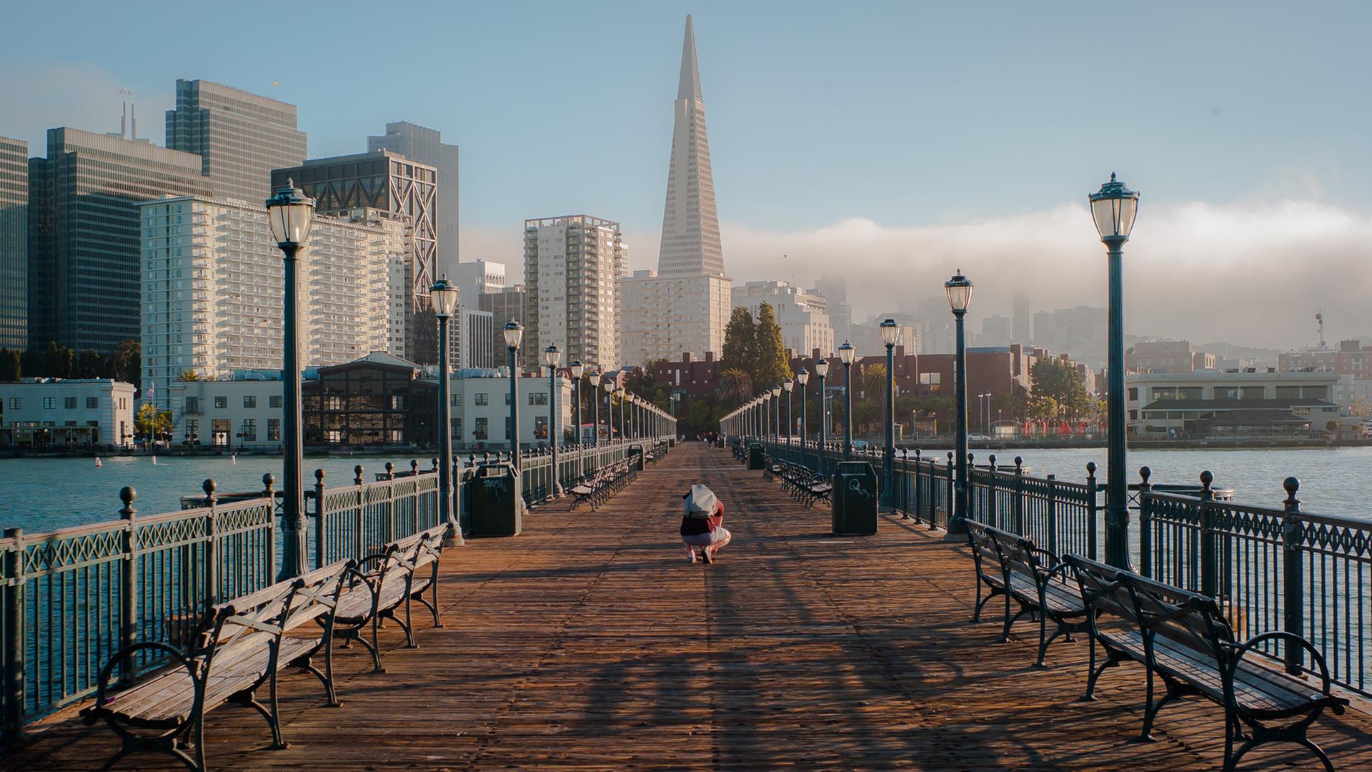 Blick von einer Brücke auf die Skyline von San Francisco Blick von einer Brücke auf die Skyline von San Francisco
