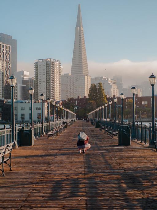 Blick von einer Brücke auf die Skyline von San Francisco