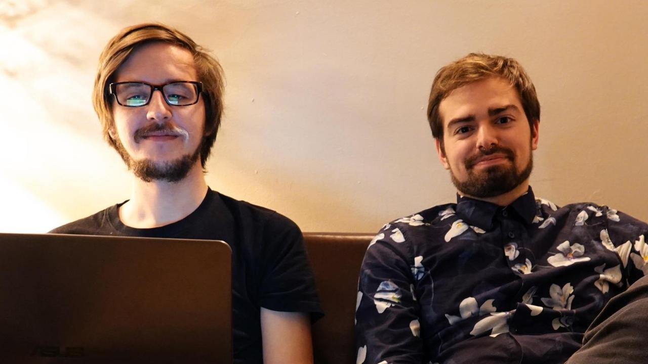 Lukas Diestel und Jonathan Löffelbein sitzen vor einem Auftritt nebeneinander auf einem Sofa. Lukas Diestel und Jonathan Löffelbein sitzen vor einem Auftritt nebeneinander auf einem Sofa.